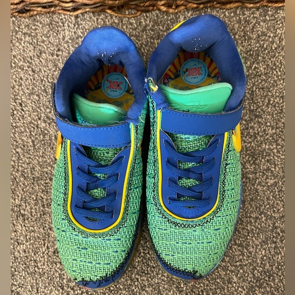 Boy’s Unisex Nike LeBron 20 Low Kaleidoscope sneakers 1Y, 2022 - Picture 4 of 6